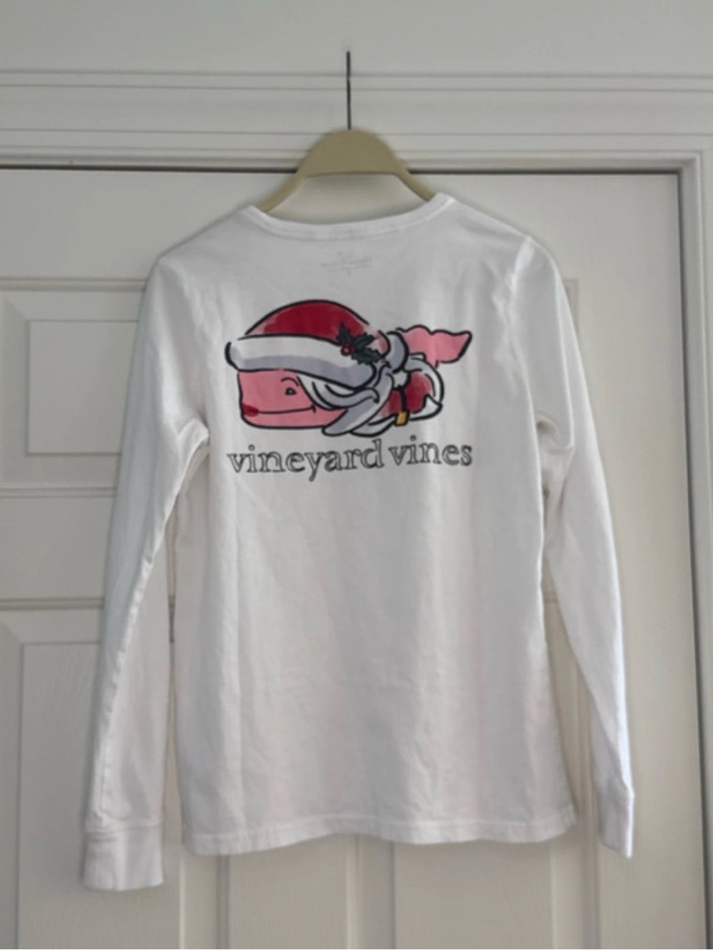 Vineyard Vines woman’s White Long-Sleeve Whale Christmas Holiday Graphic Tee sm
